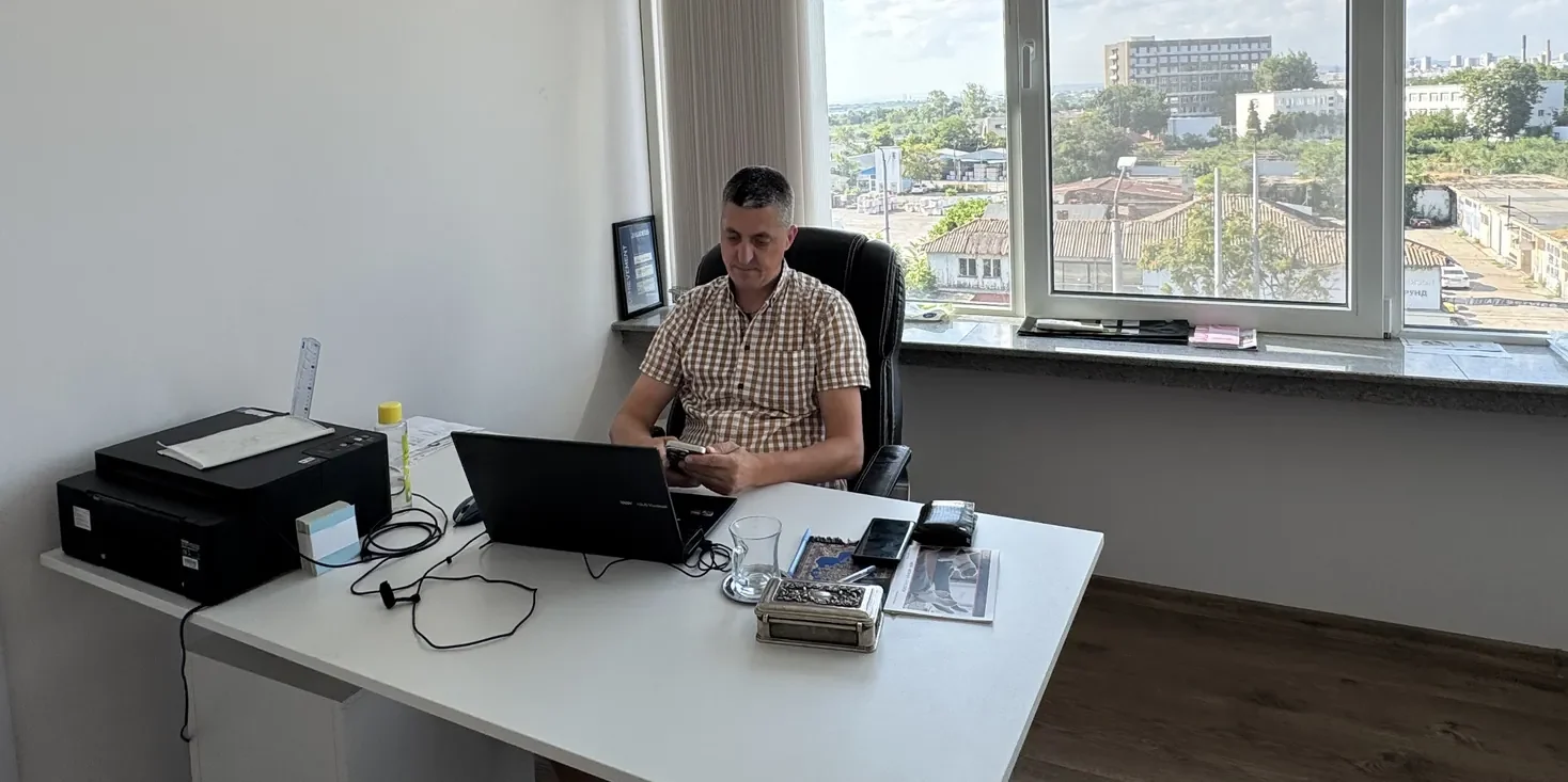 Bir muhasebeci vergi konusunda danışmanlık veriyor