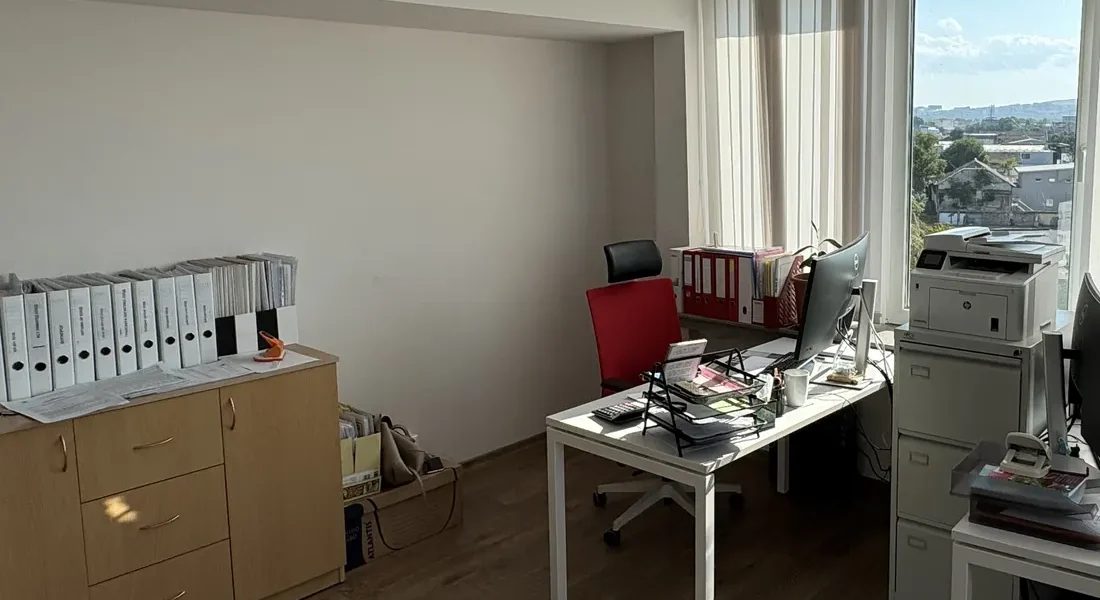 Ofiste bir muhasebecinin çalışma yeri